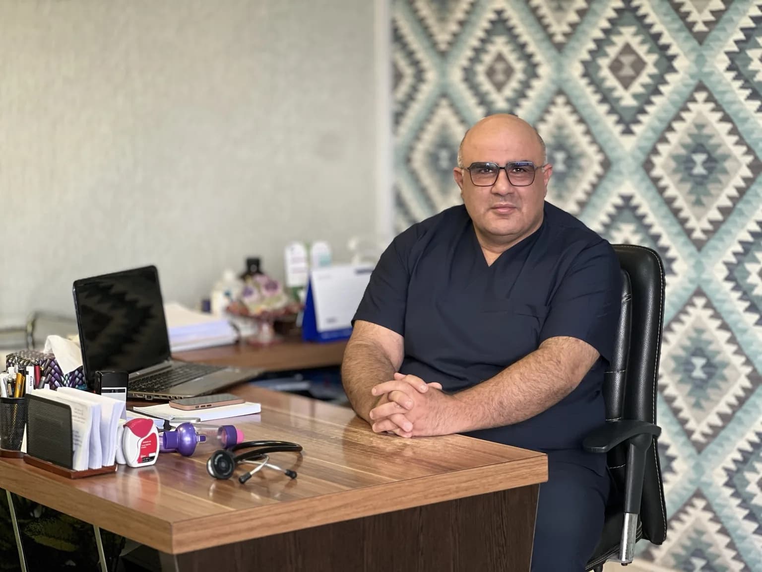 دکتر علیرضا جعفری‌نژاد در مطب